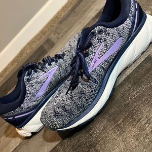 Women’s Brooks Ghost 11 Shoes size 9.5 colors: purple, blue, white